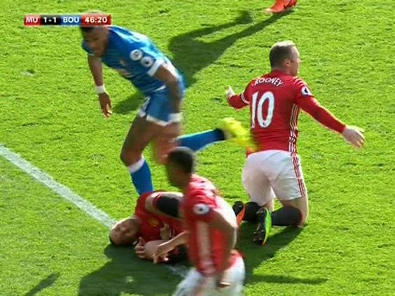 Ibrahimovic doi dien an phat sau pha tra dua tho bao hinh anh 2