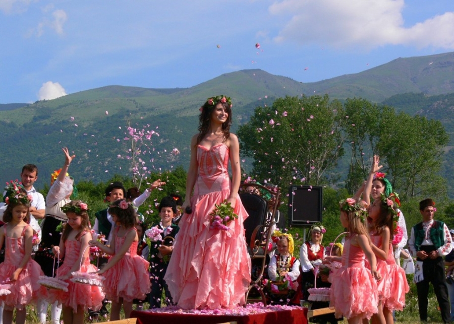 Le hoi hoa hong o Bulgaria dien ra nhu the nao? hinh anh 4