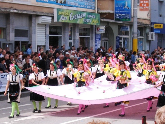 Le hoi hoa hong o Bulgaria dien ra nhu the nao? hinh anh 7