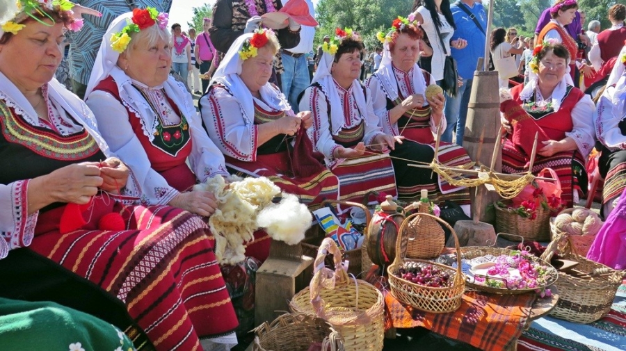Le hoi hoa hong o Bulgaria dien ra nhu the nao? hinh anh 10