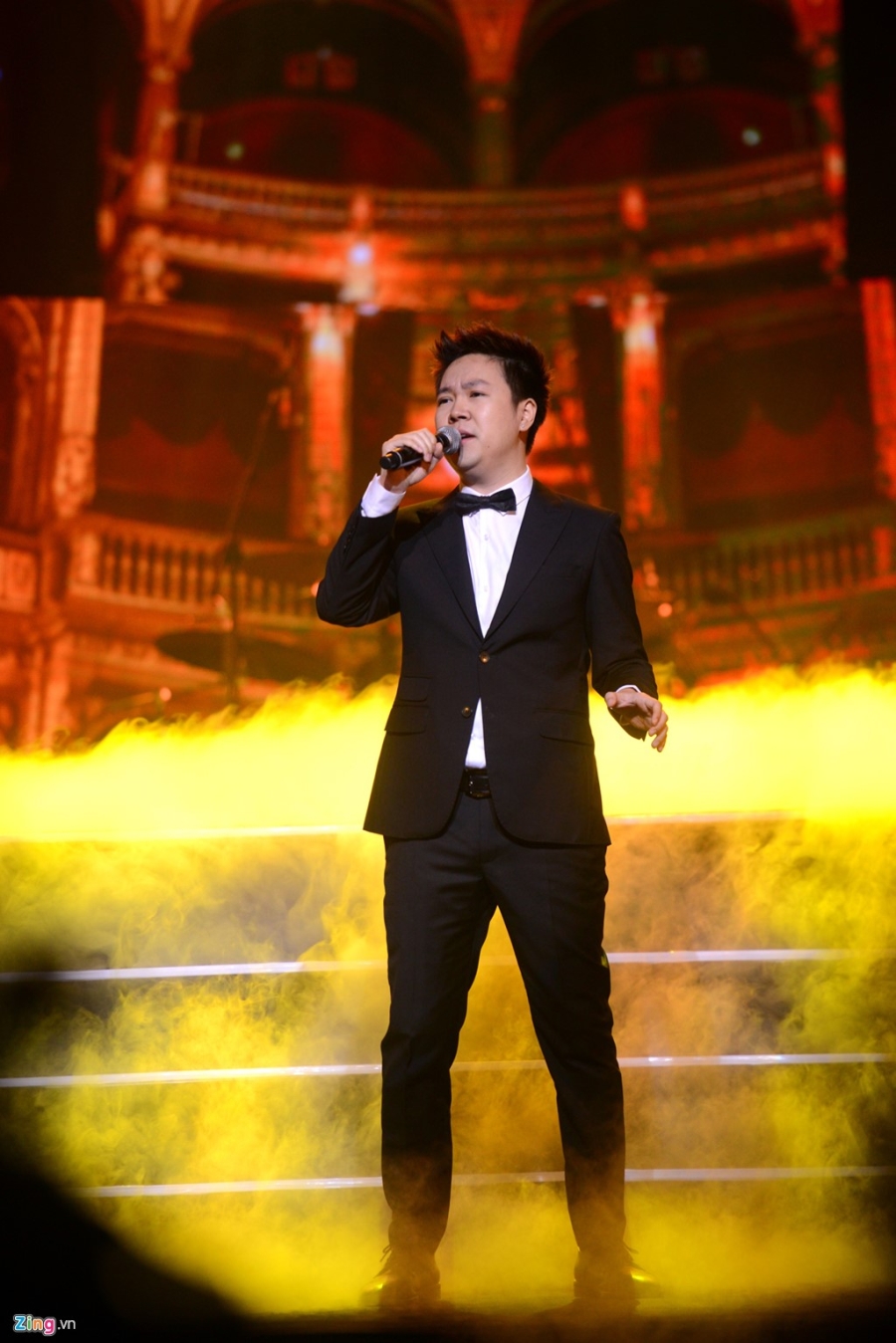 Tuan Hung khong dam mac ao phong, quan jeans ben Le Quyen hinh anh 11