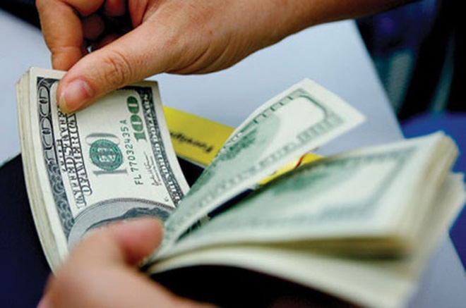 bat giu nguoi dan ong den ngan hang doi 100.000 usd cao sua hinh anh 1