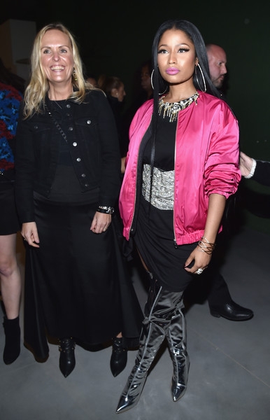  Trước đó 1 ngày, khi đi xem show diễn của H&M tại Pháp, Nicki Minaj ăn mặc kín đáo hơn rất nhiều 