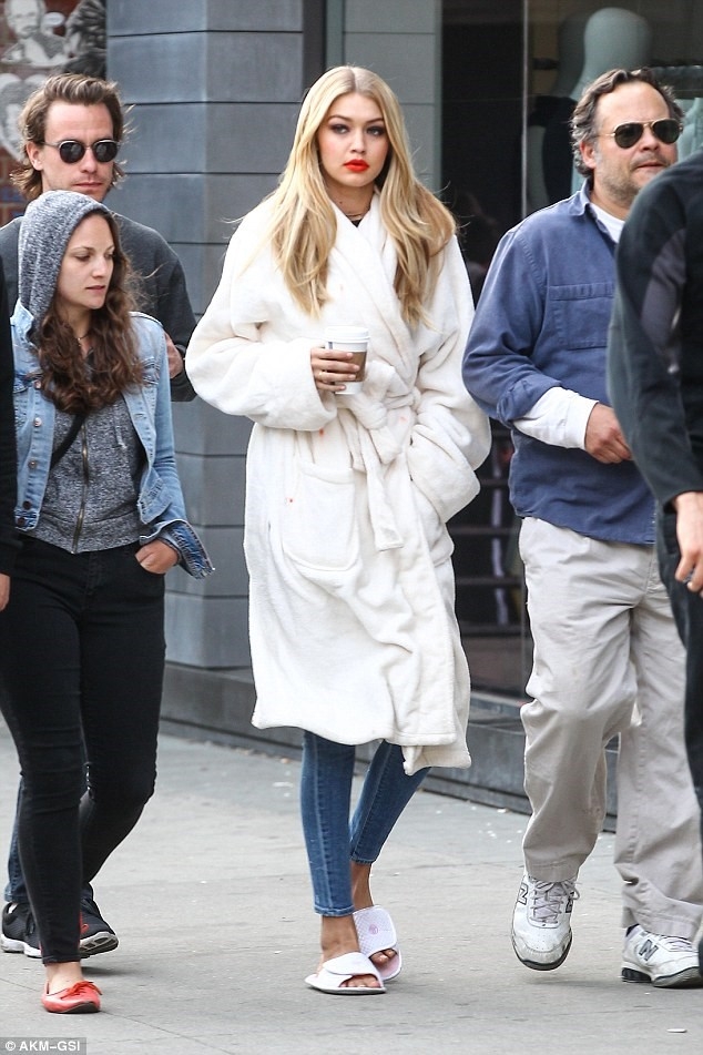 Gigi Hadid chuong ao khoac lay cam hung tu nha tam hinh anh 11