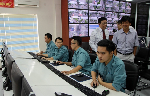 Trung tâm điều hành cổng thông tin giao thông TPHCM tại hầm vượt sông Sài Gòn. sau 45 ngày đưa vào hoạt động (từ 19/1), bản đồ số đã đưa vào sử dụng 300 camera online cung cấp tình hình giao thông ở TPHCM