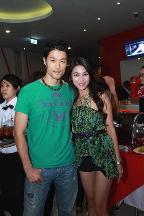  Cô gái sánh đôi bên Johnny thời gian gần đây là Nhung Kate. 