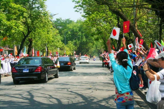  Người dân, du khách tung hô, chào tạm biệt Nhật hoàng và Hoàng hậu. 
