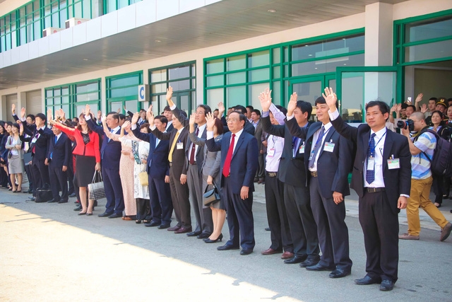  Các lãnh đạo chào tạm biệt Nhật hoàng và Hoàng hậu 