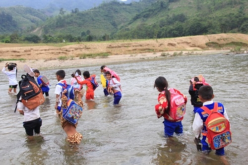 quang tri: roi nuoc mat nhin hoc sinh tim tai loi song den truong hinh anh 1