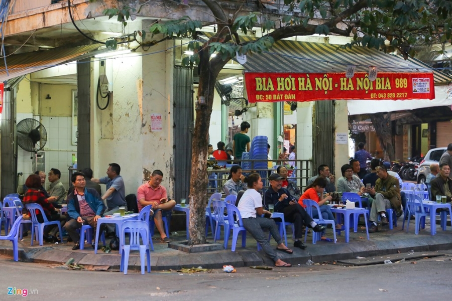 Quan nhau Ha Noi coi via he nhu 'cua nha minh' hinh anh 3