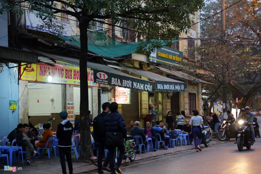 Quan nhau Ha Noi coi via he nhu 'cua nha minh' hinh anh 4