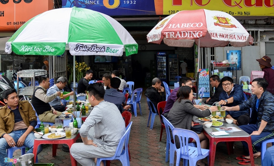 Quan nhau Ha Noi coi via he nhu 'cua nha minh' hinh anh 7