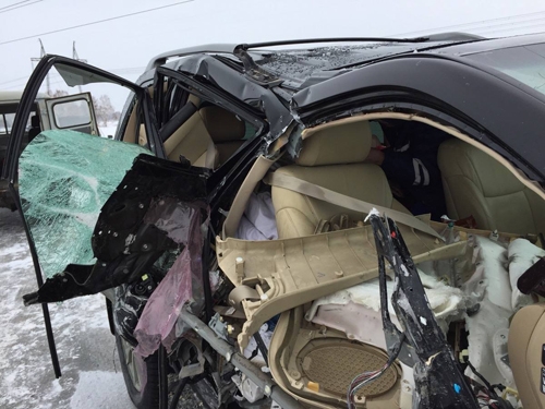 Chiếc xe của ca sĩ John McInerney bị hỏng nặng nề khi có va chạm xảy ra.