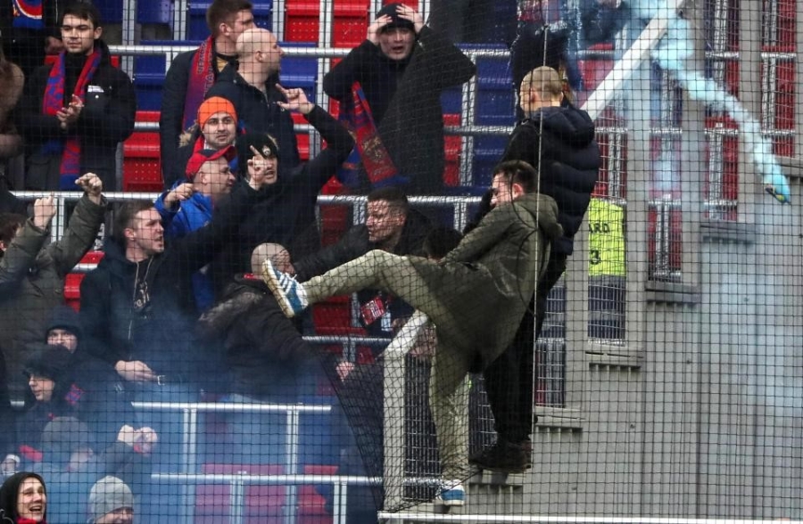 Bao luc bung phat o tran CSKA Moscow gap Zenit hinh anh 2