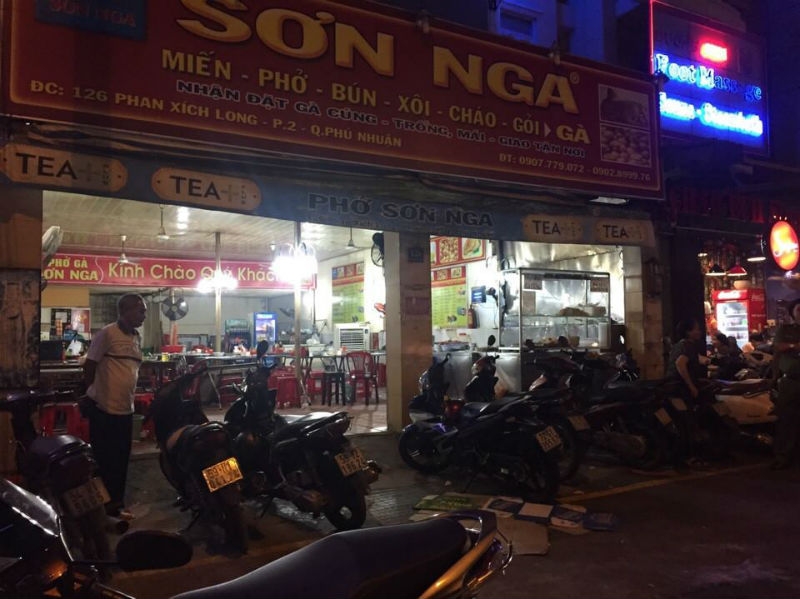 cán bộ công an bị chém ở quán ăn, cán bộ công an bị nhóm thanh niên cầm hung khí, nhóm thanh niên chém thương tích cán bộ công an ở quán ăn Sơn Nga