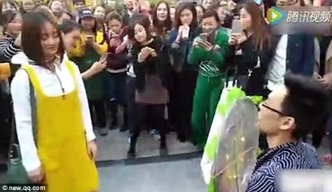 Clip: Thanh nien cau hon bi danh vi nha khong co... toilet