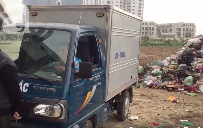 Hà Nội: Sáng thức dậy, phát hiện núi rác xuất hiện bất thường sát chung cư, bốc mùi hôi thối - Ảnh 2.