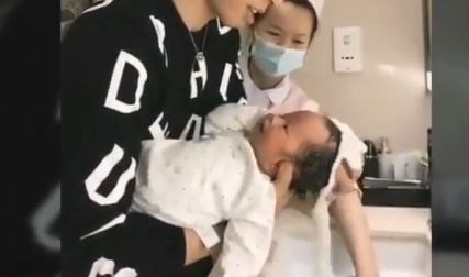 Không phải ông bố nào cũng chăm con khéo /// Ảnh minh họa: Chụp từ clip YouTube