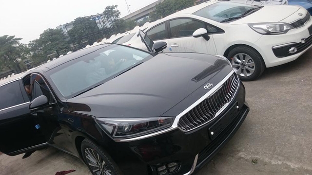 Sedan cao cấp Kia K7 2017 xuất hiện tại Việt Nam, giá khoảng 1,8 tỷ Đồng - Ảnh 1.