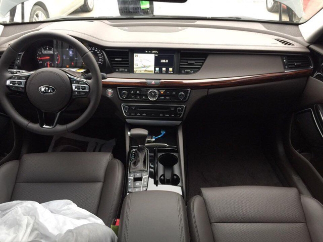 Sedan cao cấp Kia K7 2017 xuất hiện tại Việt Nam, giá khoảng 1,8 tỷ Đồng - Ảnh 6.