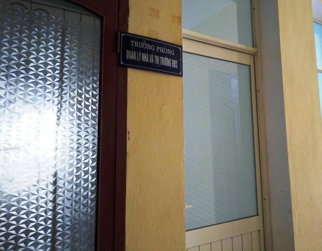  Phòng làm việc của bà Quỳnh Anh cửa đóng then cài 