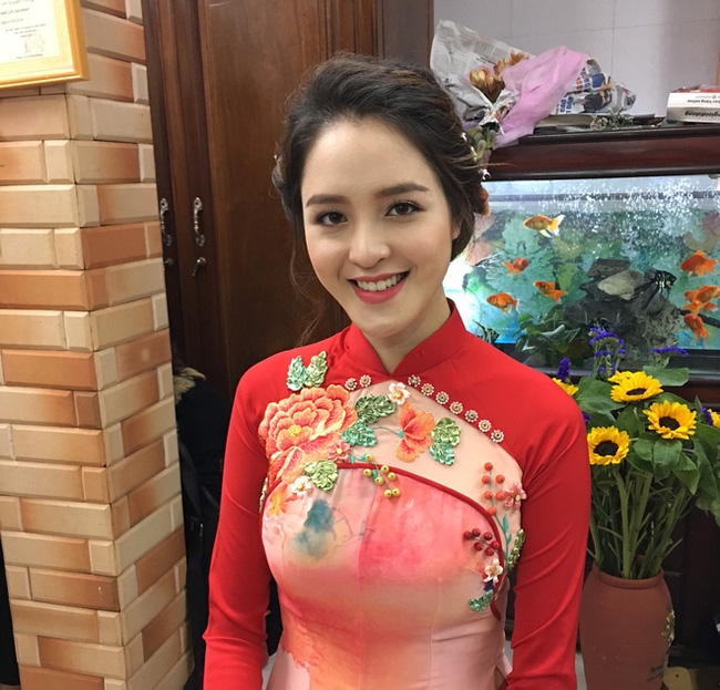 Á hậu Hoàng Anh e ấp khi được chồng hôn má trong Lễ vu quy - Ảnh 1.