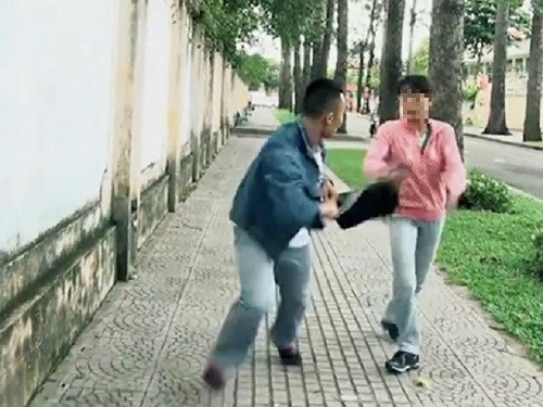 Kết quả hình ảnh cho giật túi xách