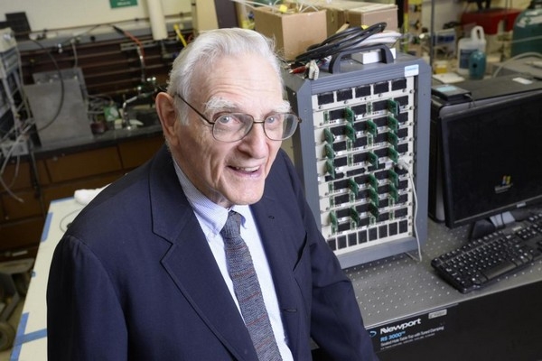 Giáo sư John Goodenough, “cha đẻ” của pin Lithium-ion và nhà tiên phong trong phát triển công nghệ pin