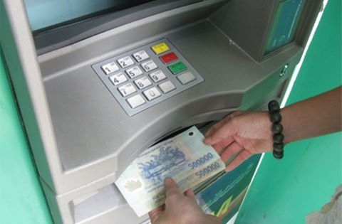 Hai nguoi Trung Quoc dung 160 the ATM gia de trom tien hinh anh