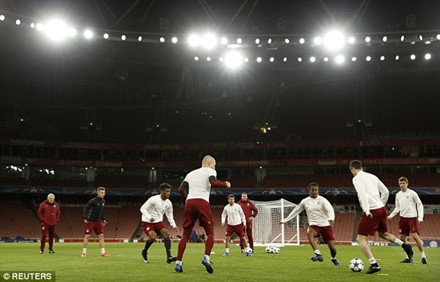 HLV Ancelotti “thương” cho tình thế của Arsene Wenger ảnh 1