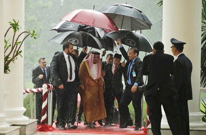 Indonesia dieu 2 tau chien bao ve chuyen nghi mat cua vua Saudi Arabia hinh anh 1