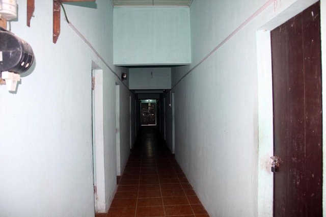  Dãy phòng trọ khá khang trang sạch sẽ nhưng không có người thuê. 