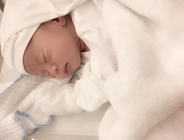 Mừng con trai vừa chào đời, diễn viên Việt Anh làm ngay bài thơ con cóc tặng bé - Ảnh 2.