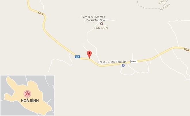 Oto khach cho 20 nguoi tong truc dien xe tai tren quoc lo hinh anh 2