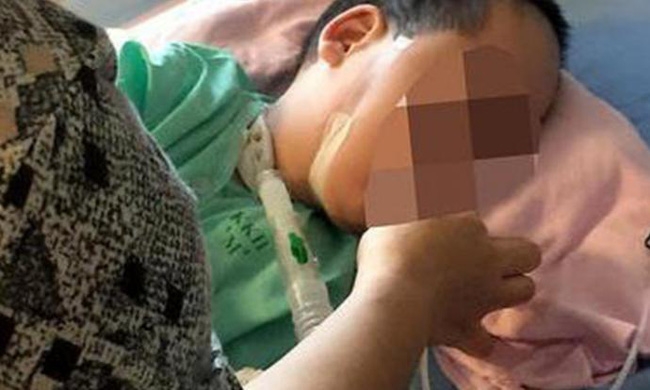 Cha mẹ chết lặng phát hiện người giúp việc ngược đãi con trai 12 tuổi đang nằm liệt giường - Ảnh 1.