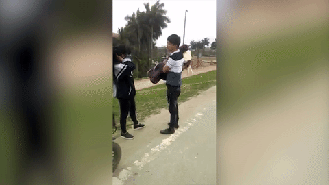 Chàng trai thẳng tay ném gấu bông xuống đê vì cô gái không chịu nhận - Ảnh 2.