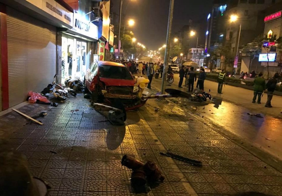 Hien truong vu oto tong hang loat xe may lam 6 nguoi bi thuong hinh anh 1