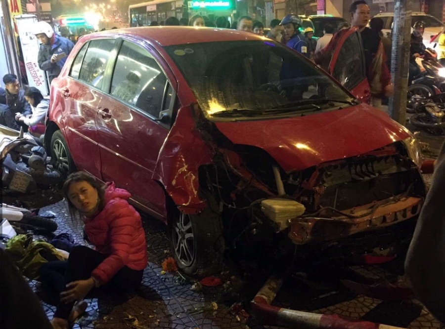 Hien truong vu oto tong hang loat xe may lam 6 nguoi bi thuong hinh anh 2