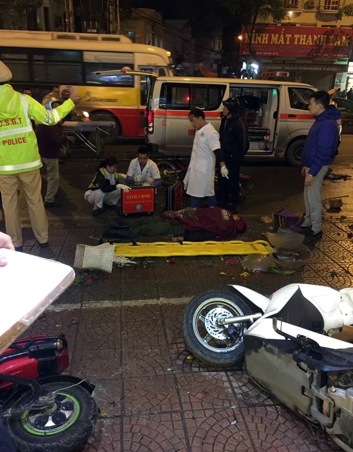 Hien truong vu oto tong hang loat xe may lam 6 nguoi bi thuong hinh anh 3