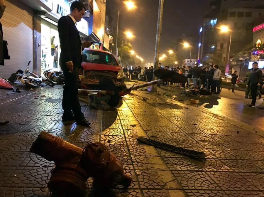 Hien truong vu oto tong hang loat xe may lam 6 nguoi bi thuong hinh anh 4