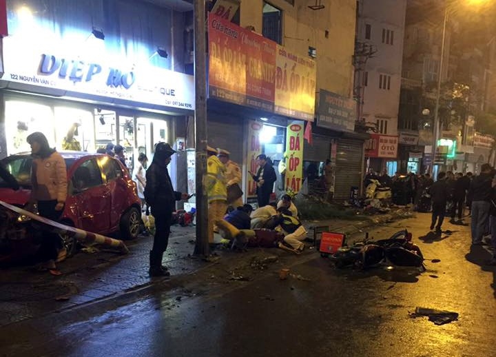 Hien truong vu oto tong hang loat xe may lam 6 nguoi bi thuong hinh anh 6