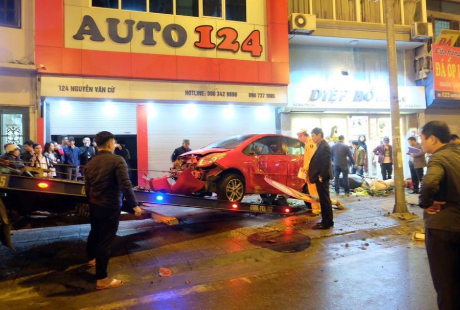 Hien truong vu oto tong hang loat xe may lam 6 nguoi bi thuong hinh anh 8