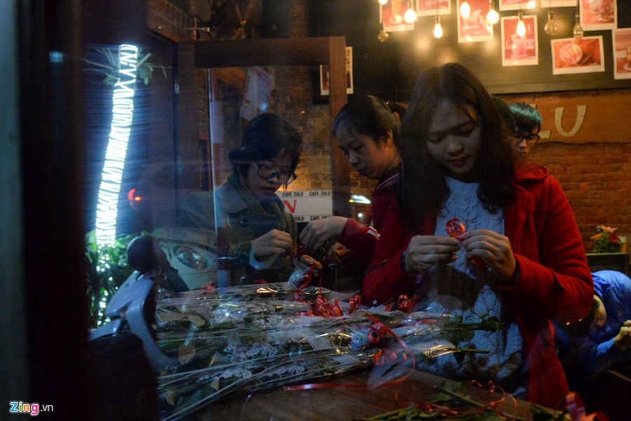 Gioi tre tang hoa 8/3 cho cac phu nu nhac rac trong dem hinh anh 1