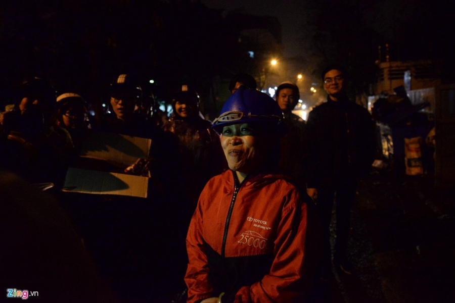 Gioi tre tang hoa 8/3 cho cac phu nu nhac rac trong dem hinh anh 4