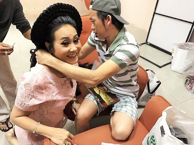 Hoai Linh tang tram huong dat tien cho nghe si Thanh Hang hinh anh 1