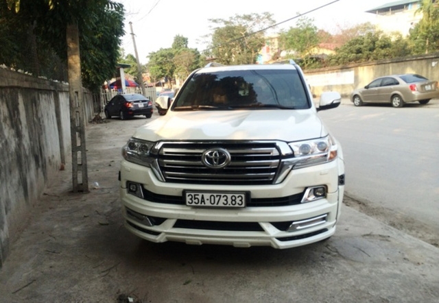  Hai chiếc Toyota ở Ninh Bình bị người dân phát hiện không có tem đăng kiểm và nghi một chiếc đeo biển giả (ảnh: ND) 