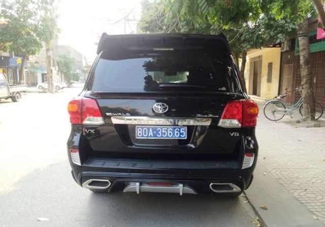  Chiếc xe Toyota hạng sang đeo biển xanh nghi là biển số giả. (ảnh: ND) 
