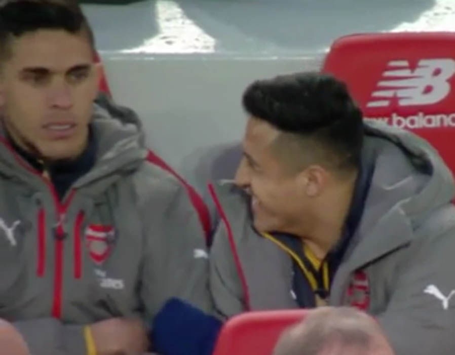 Sanchez cuoi dua trong tham bai cua Arsenal hinh anh 2