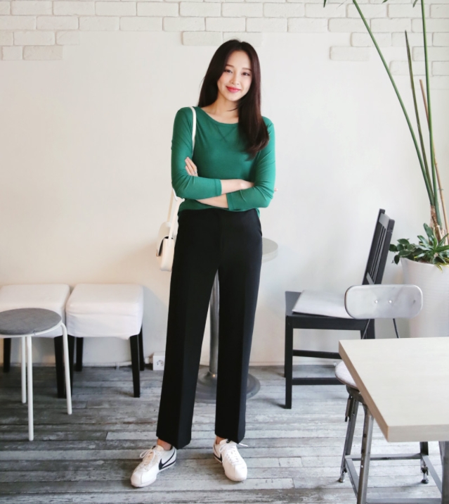 Áo phông dài tay, chiếc áo tưởng chừng đơn điệu lại có cách diện đẹp không thể ngờ - Ảnh 9.