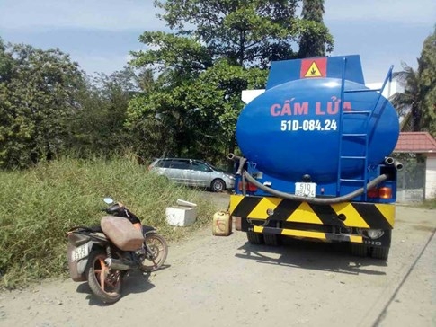 Bắt quả tang vụ rút ruột xe bồn xăng dầu gần Tổng kho xăng dầu Cát Lái - ảnh 3